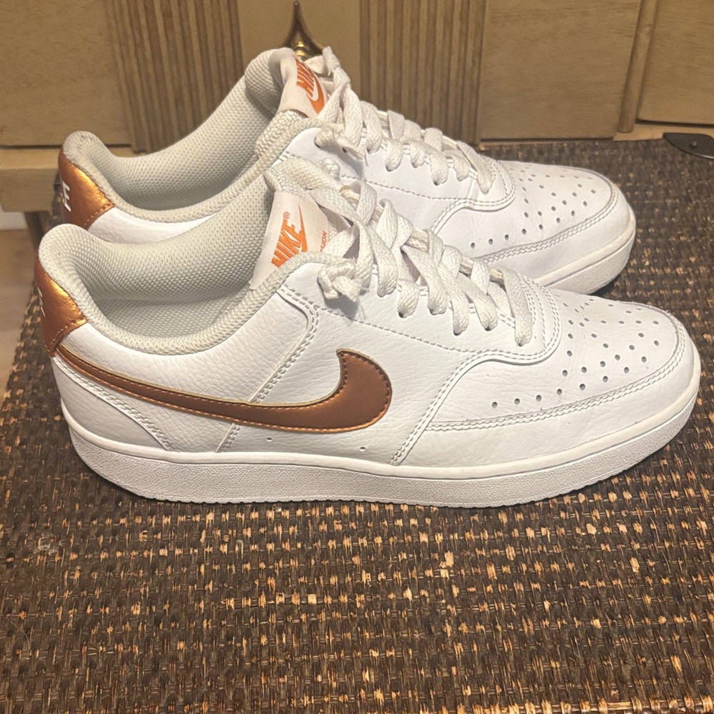 Nike Women's Low-Top Sneakers, White Metallic Gold White, 8